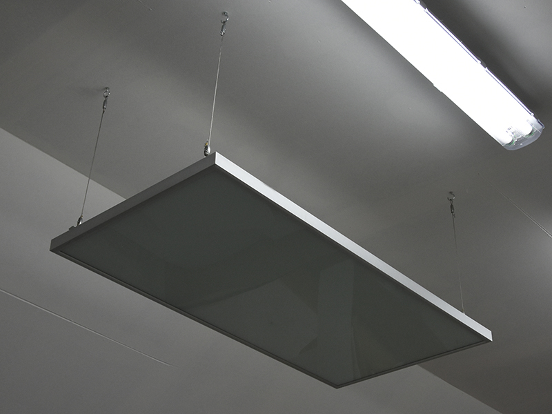 Infrapanely zavěšené na stropě